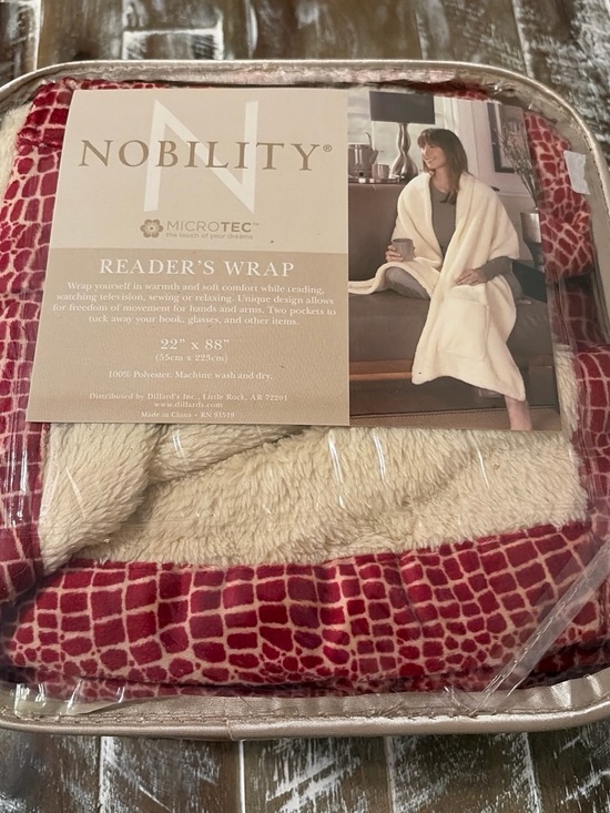 Nobility Other - SHERPA NOBILITY READERS WRAP - Red Croc Print along edges